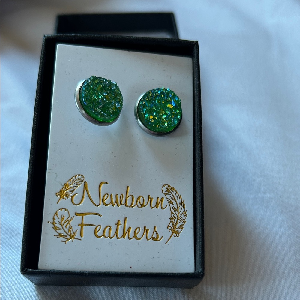 Newborn feathers earrings